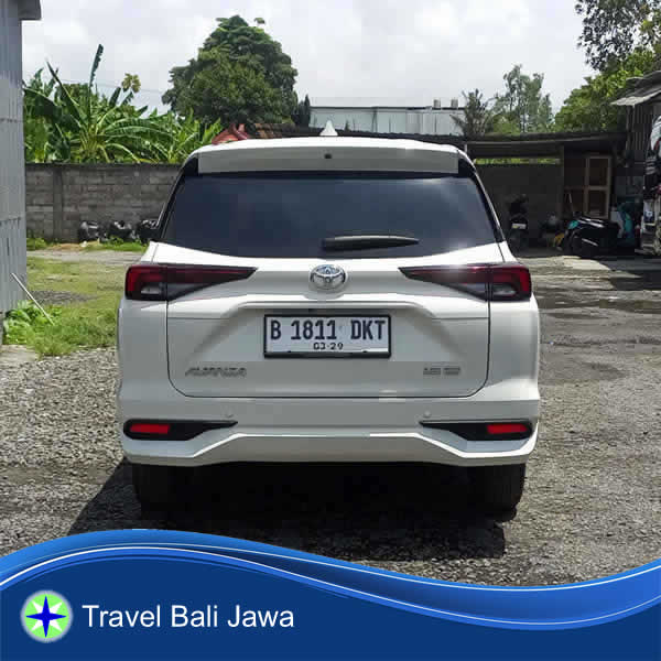 Tampak Belakang Toyota Avanza Carter Mobil Jakarta Blitar Jawa Timur.