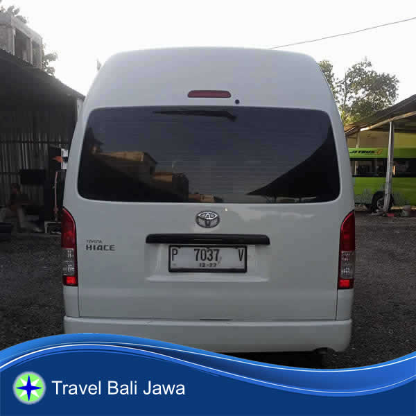 Tampak Belakang Toyota Hiace Carter Mobil Jakarta Blitar Jawa Timur.