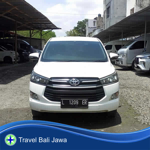 Tampak Depan Toyota Innova Carter Mobil Jakarta Blitar Jawa Timur.