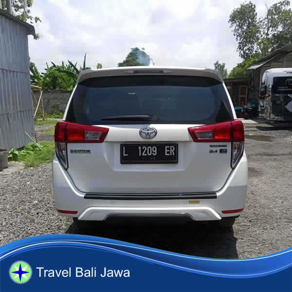 Tampak Belakang Toyota Innova Carter Mobil Jakarta Blitar Jawa Timur.